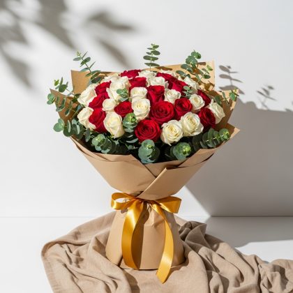 50'Li Karışık Kırmızı Beyaz Gül Buketi