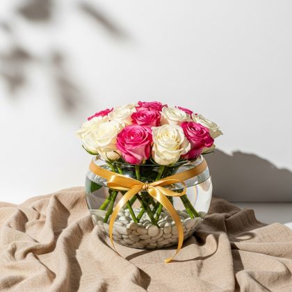 11'Li Karışık Pembe Beyaz Gül Vazoda