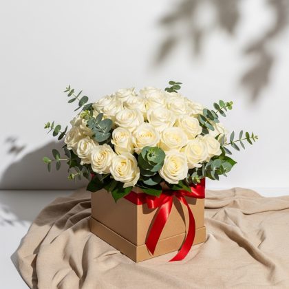 41'Li Beyaz Gül Kutuda