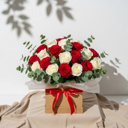 21'Li Karışık Kırmızı Beyaz Gül Kutuda