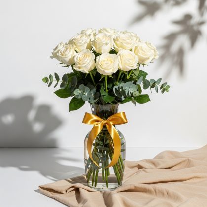 11'Li Beyaz Gül Vazoda