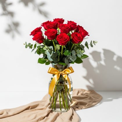 11'Li Kırmızı Gül Vazoda