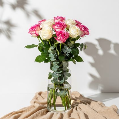 11'Li Karışık Pembe Beyaz Gül Vazoda