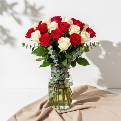 21'Li Karışık Kırmızı Beyaz Gül Vazoda