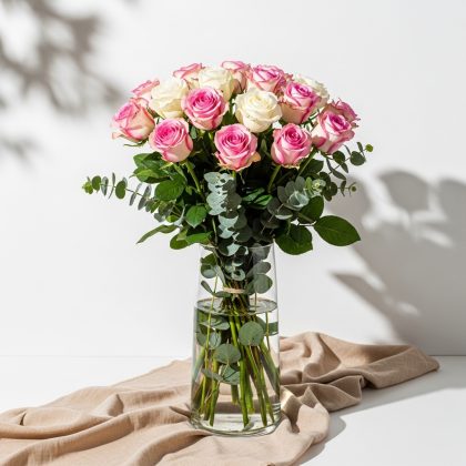 21'Li Karışık Pembe Beyaz Gül Vazoda