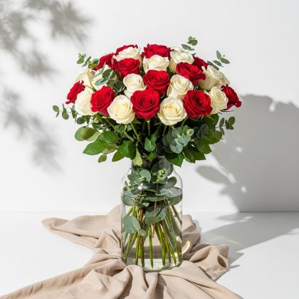 41'Li Karışık Kırmızı Beyaz Gül Vazoda
