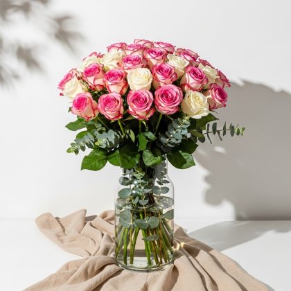 41'Li Karışık Pembe Beyaz Gül Vazoda